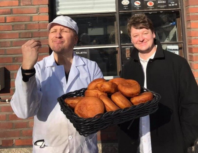 Mika Väyrynen ja huippukokki Kalle Tanner mitä mainioimpien lihapiirakoiden äärellä.