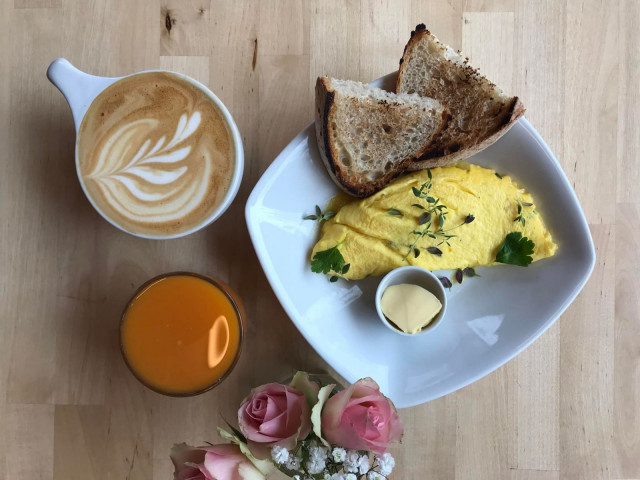 Bon Temps Cafe tarjoaa niin aamiaista, lounasta kuin käsin tehtyjä leivonnaisia.