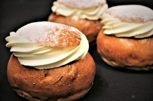 Oululaisessa laskiaispullassa maistuu lakka.