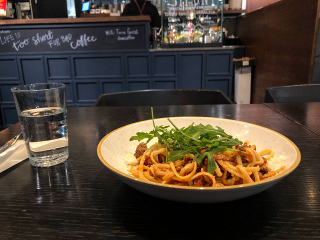 Fratellon viikoittain vaihtuvat lounasannokset tarjoillaan pöytiin.