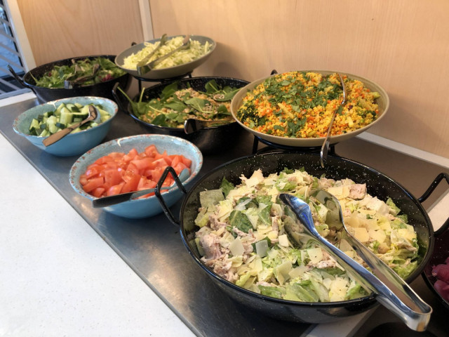 Keiton kanssa nautitaan runsaan salaattipöydän antimista.