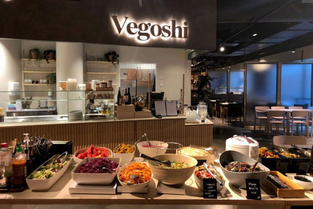 Vegoshin vegaaninen lounaspöytä on täynnä värejä ja makuja.