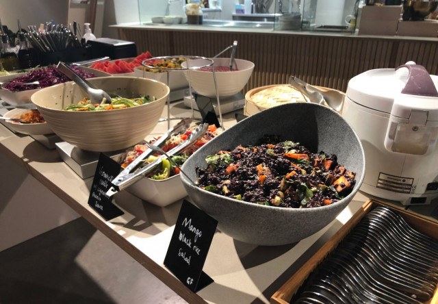 Runsas lounaspöytä on tarjolla aina kello 15 saakka.