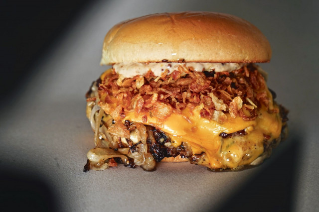 Sipulihampurilainen on Boneless-ketjun uusin tulokas.