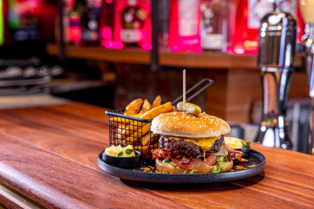 Uuden sporttibaarin ruoissa on hiiligrillauksen makua.