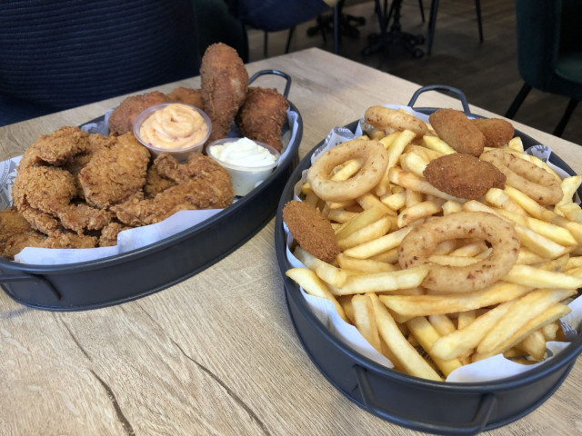 Isot kana-annokset ovat Chitr Chickenin juttu.