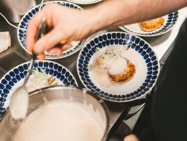 Hummerikastike kruunaa haukiwallenbergin uudessa menussa.