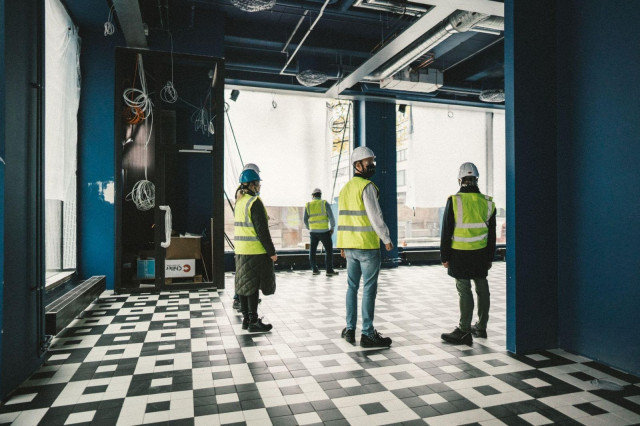 Isot torille katsovat ikkunat, vilkas kaupunkimiljöö ja sijainti keskellä kehittyvää Hakaniemeä ovat täydellinen yhdistelmä Helmikuussa 2022 avattavalle Storyn kivijalkaravintolalle.