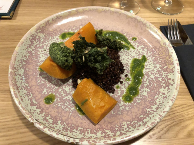 Kasvismenun pääruokana oli myskikurpitsaa.