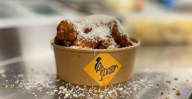 Pretty Boy Wingery tekee kanasta premiumia.