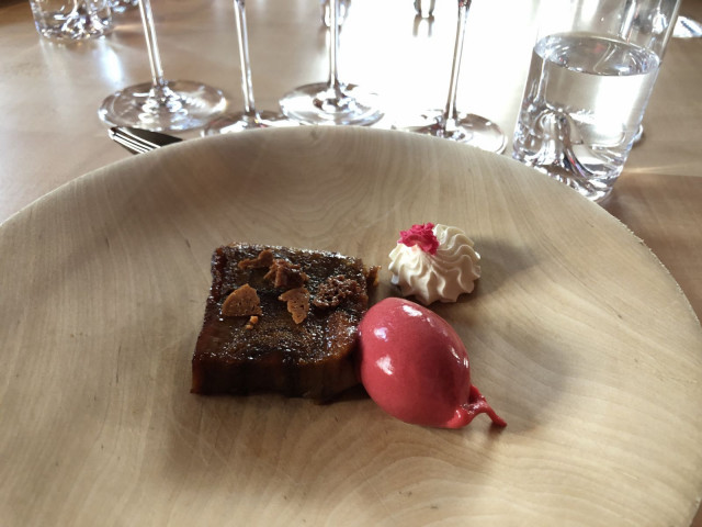 Pulkkamäki lautasella.