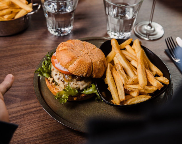 Nyt pääset testaamaan kympillä muun muassa Taproomin burgeria.