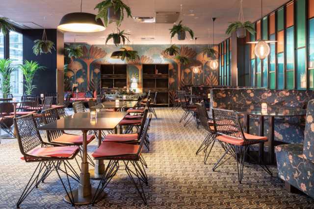 Ravintola Másin sisustuksessa ei ole pelätty käyttää värejä.