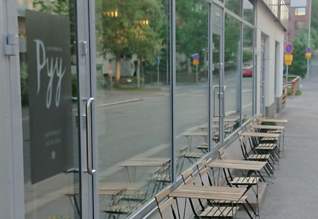 Kesällä Pyyn herkkuja voi nauttia myös terassilla.