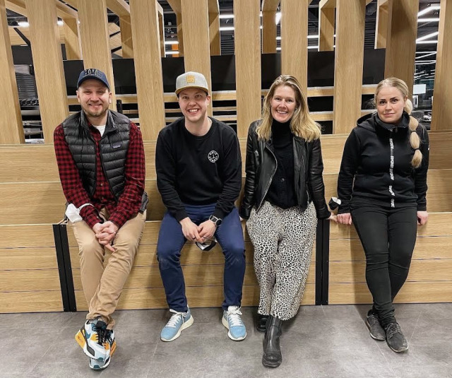 Yhteistyö K-Supermarket Lippulaivan ja ravintola Storyn välillä oli luontevaa, sillä toimijoita yhdistää halu tukea pientuottajia. Kuvassa Markus Hurskainen (vas.), Juuso Österrman, Hanna Riihimäki ja Heidi Mannila.