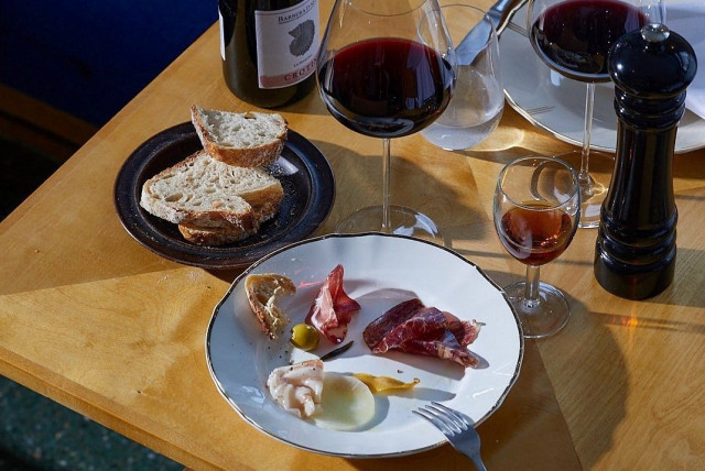 Mat Districtiin voit poiketa niin pienelle iltapalalle kuin illalliselle pitkän kaavan mukaan.