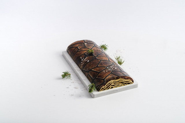 Kevyesti männyllä ja katajalla palvattua metsäkauriin satulaa ankanmaksalla täytettynä.