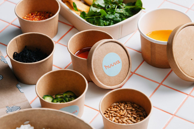 Kinoko Don -annos yhdistää kuusenkerkkäliemessä keitettyä riisiä savustettujen auringonkukan siementen ja savustetulla voilla höystetyn keltuaiskastikkeen kanssa.