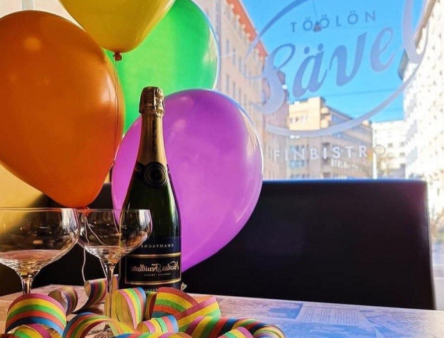 Töölön Sävelen vappubrunssia nautetaan kahdessa kattauksessa.