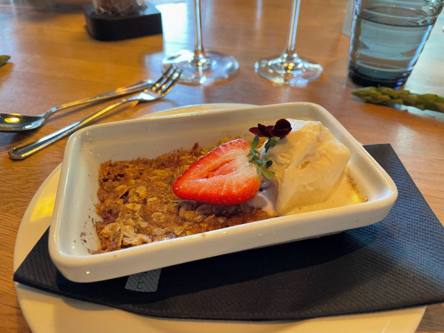 Raparperipaistos päättää Bistro Johanin parsamenun.