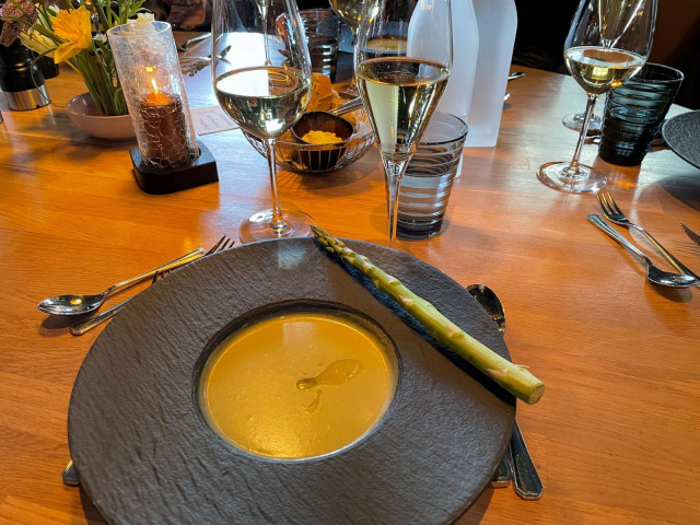 Parsakeittoa aloittaa Bistro Johanin parsamenun.