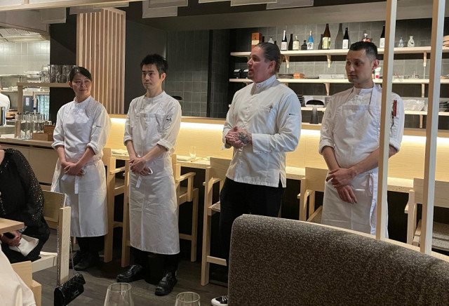 Björck kertoo vieneenä japanilaiset sushimestarit jo suomalaiseen tapaan saunaan.