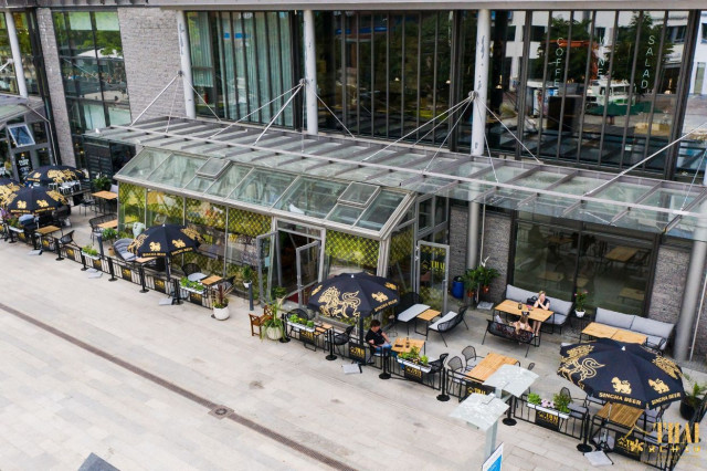 Kampin kyljessä sijaitsevan ravintolan terassilla mahtuu nautiskelemaan niin ruoasta kuin auringosta.