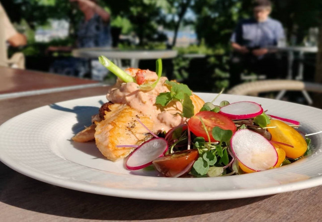 Kruunuhaassa kesäpäivän viettäjälle ei jää nälkä, siitä pitävät huolen Krunan Terden herkulliset annokset.