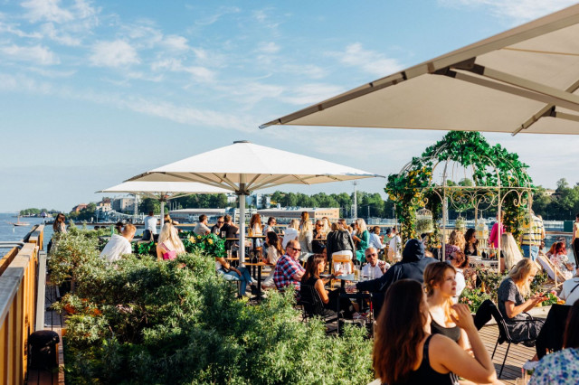 Allas Sea Poolin terasseilta on upeat maisemat merelliseen Helsinkiin.