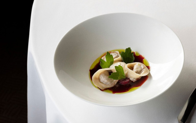 Savoyn vorschmack-pelmeni borch-liemessä.