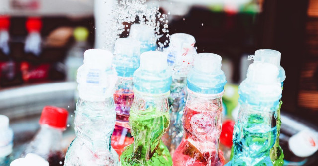 Erikoinen avausmekanismi on Ramune-juomien juttu.