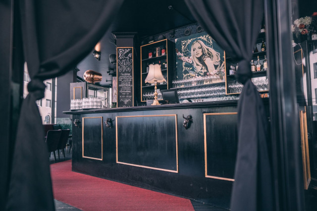 Vin-Vinin laajentuneen tilan keskiöön on rakennettu kaksi ovilla rajattavaa kabinettia. Kabinetit mahdollistavat suosittujen viinitastingien järjestämisen ja suljettavuus myös yksitystilaisuuksien järjestämisen.