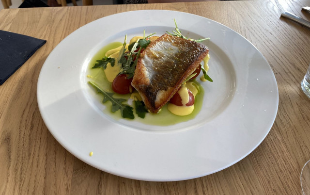 Snickari tarjoilee herkkujaan aivan meren äärellä.