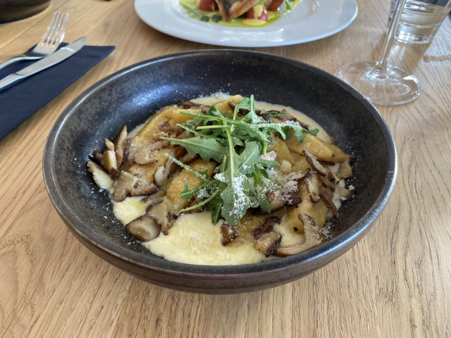 Itse tehdyt gnocchit tarjoillaan Snickarissa sienien kera.