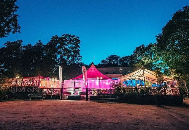 Kaivohuoneella tunnelma on kohdillaan juhannuksena!