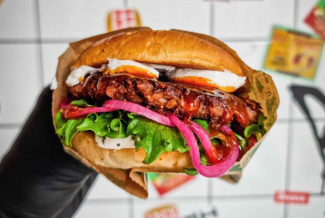 Vegaanien ei tarvitse tyytyä tässä ravintolassa vähään: Cloudberry BBQ Burger on vastustamaton elämys!