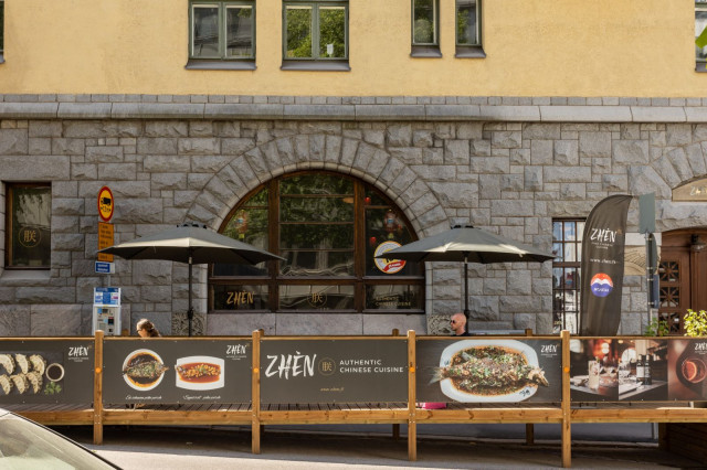 Ravintolan ja baarin antimia voi nauttia kesäaikaan myös terassilla.