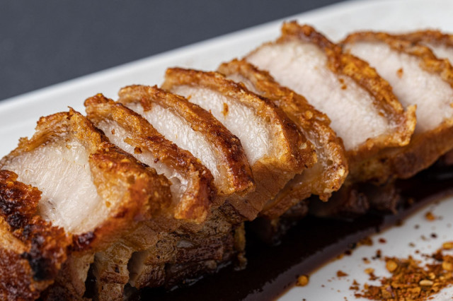 Menusta voi löytää muun muassa rapeaa possua kantonilaisittain.