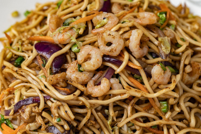 Paistettua nuudelia ja katkarapua a´la  Zhèn.