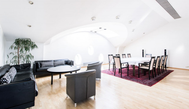 Salaisella kattoterassilla pääset nauttimaan lämpimän kesäillan maalaamasta taivaasta ja tunnelmasta.