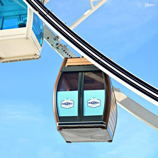 Saunaelämykseen kuuluu myös pieni terassi ja loungetila oleskeluun.