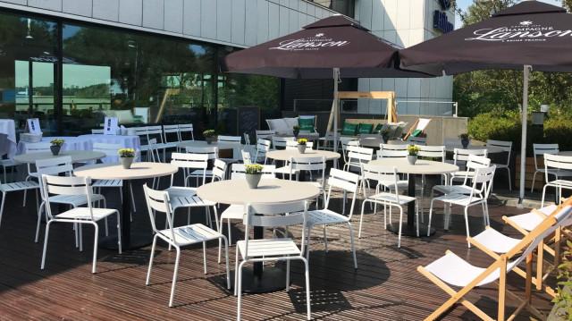 Ravintola Meritorpan terassille ovat koirat tervetulleita.