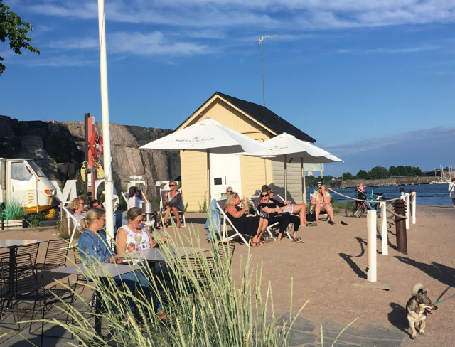 Viihtyisä Mattolaituri sijaitsee Kaivopuiston rannassa.