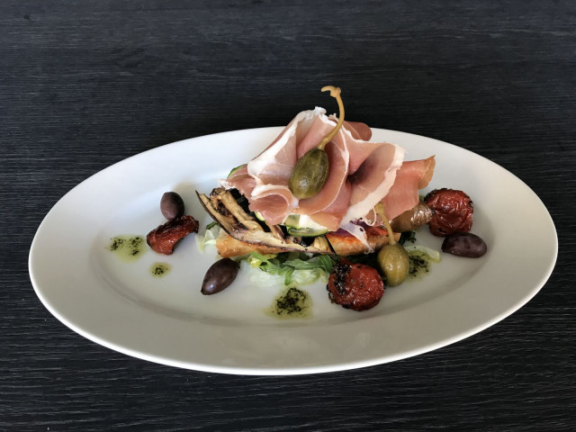 Monipuolisen ruokalistan herkut ovat maistamisen arvoisia.