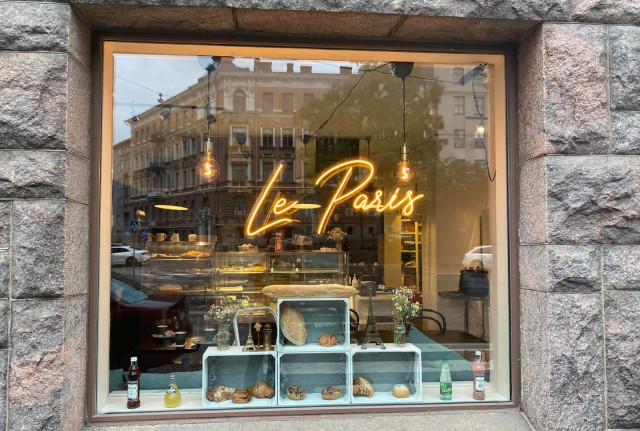 Valomainos houkuttelee asiakkaita tuoreiden leivonnaisten äärelle.