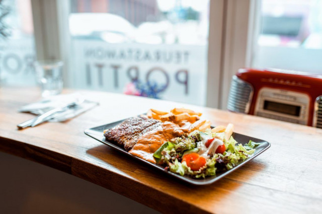 Teurastamon Portti on Roslundin lihakauppa ja bistro, johon voi poiketa myös lounaalle.
