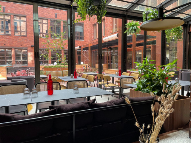 Upea sisäpiha ja lasitettu terassi kutsuvat nauttimaan.