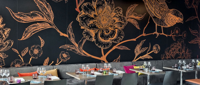 Tunnelmallinen Sarmi tarjoilee erilaisia Välimeren herkkuja lounaalla ja illallisella.