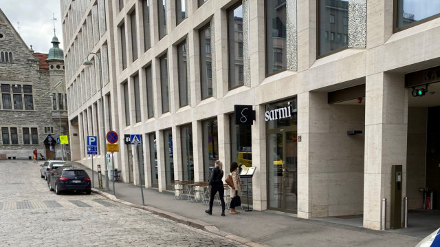 Sarmi sijaitsee aivan Helsingin keskustan kupeessa, Kasarmitorin laidalla.