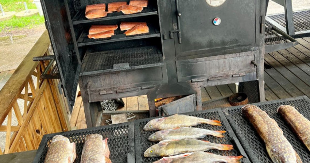 Grillillä savustetaan aina perjantaisin lohta.